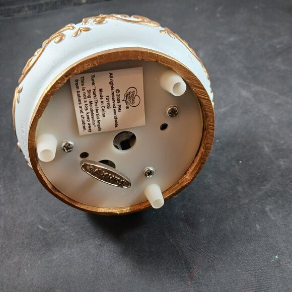 Precious Moments "Share The Gift of Love" Musical Figurine Trumpeting Angel 2009 - Picture 6 of 8